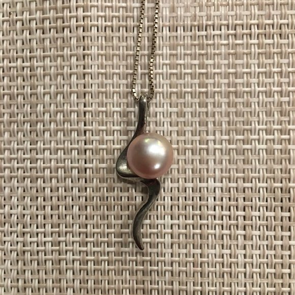 Pink freshwater pearl necklace with silver chain and flash / swirl / lightning - Picture 1 of 5